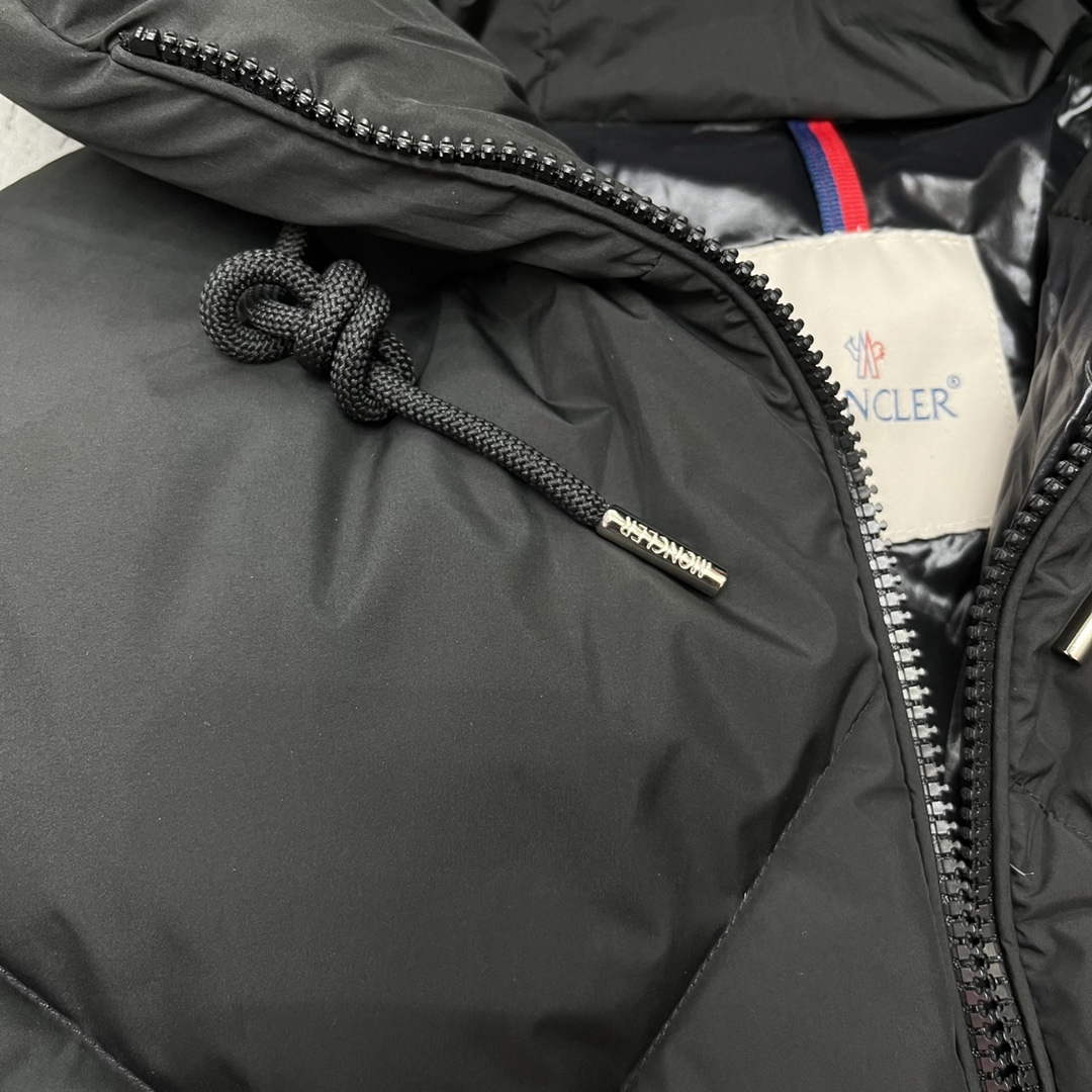 Moncler H20931A Women's Estom Short Down Jacket Black 88641