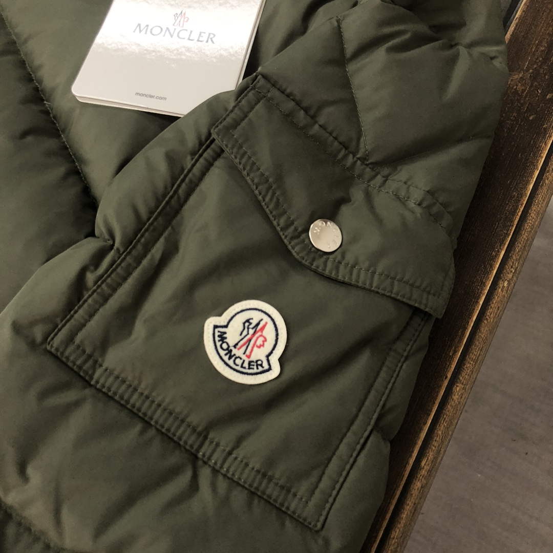 Moncler Short Classic Down Jacket M68735