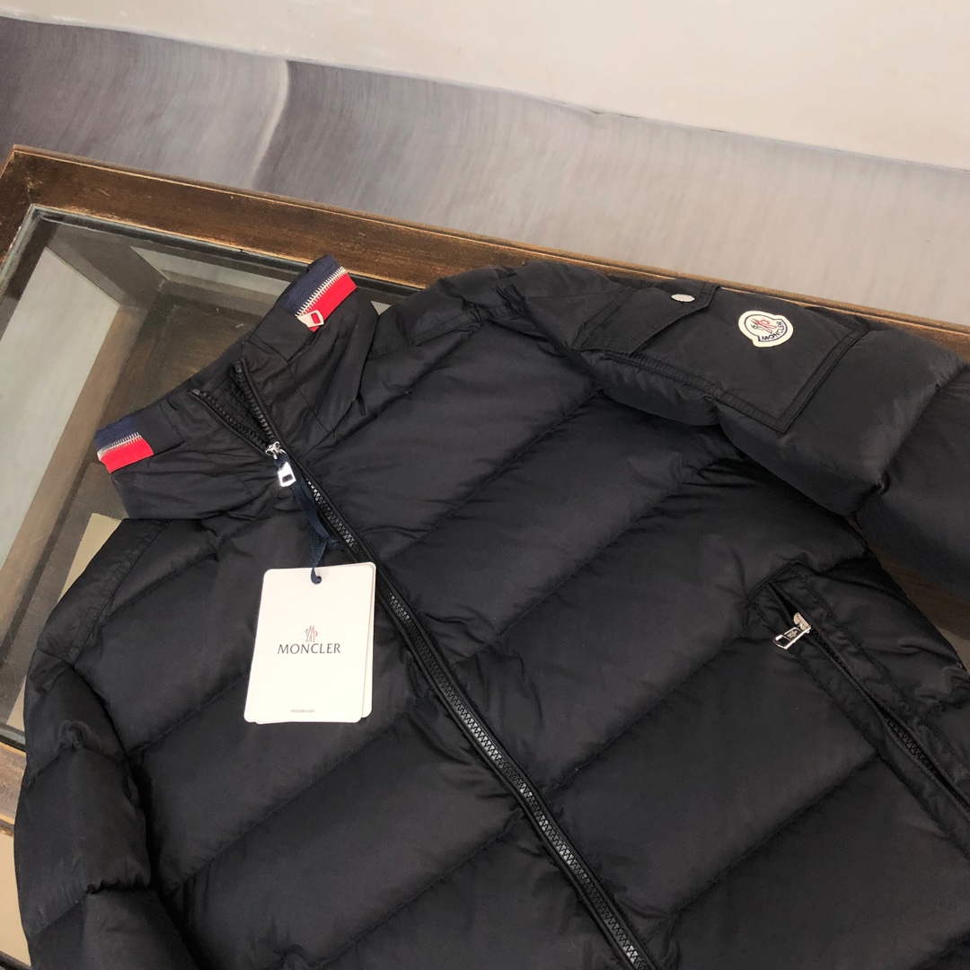 Moncler Short Classic Down Jacket M68736