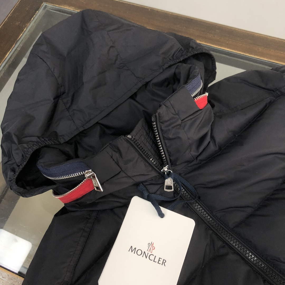 Moncler Short Classic Down Jacket M68736