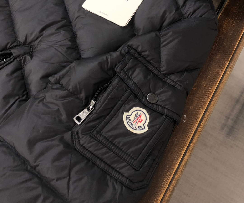 Moncler Short Classic Down Jacket M68739
