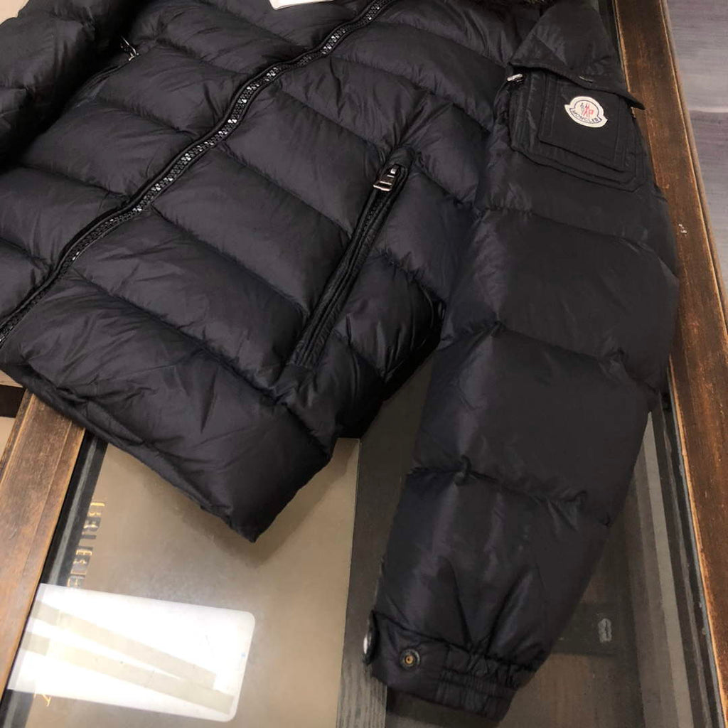 Moncler Short Classic Down Jacket M68739