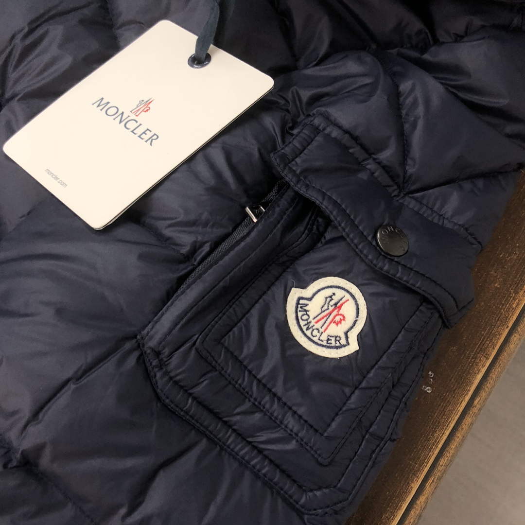 Moncler Short Classic Down Jacket M68740