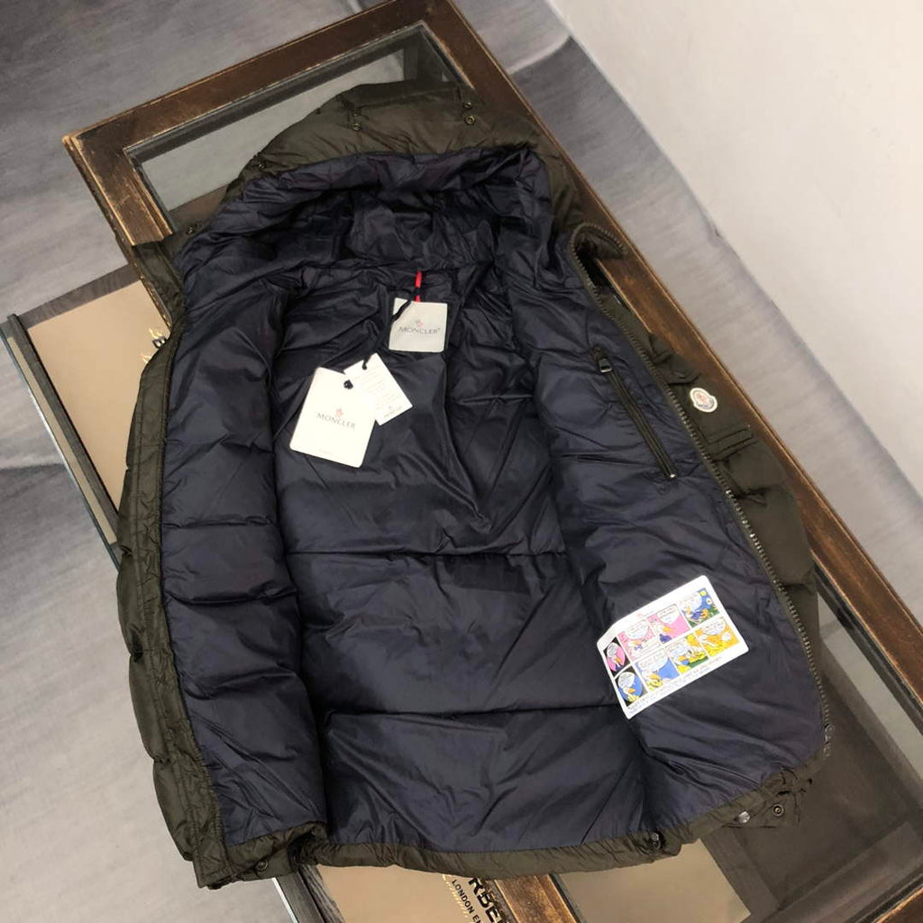 Moncler Short Classic Down Jacket M68741