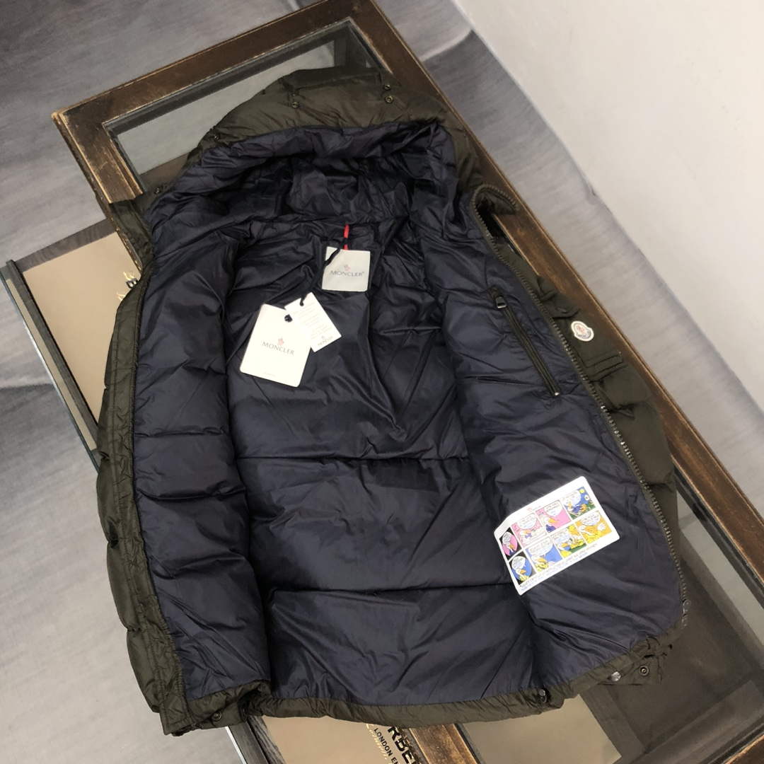 Moncler Short Classic Down Jacket M68741