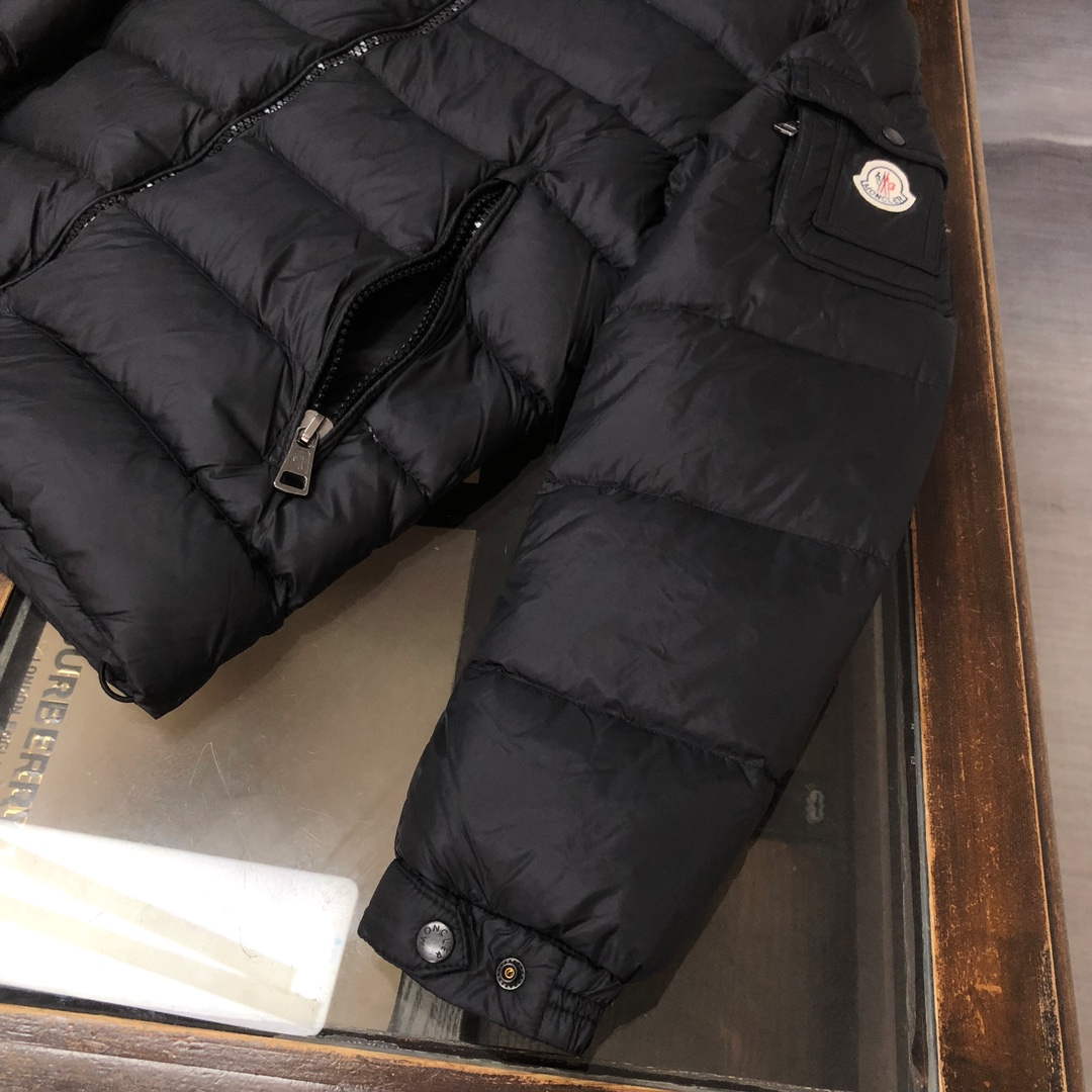 Moncler Short Classic Down Jacket M68742