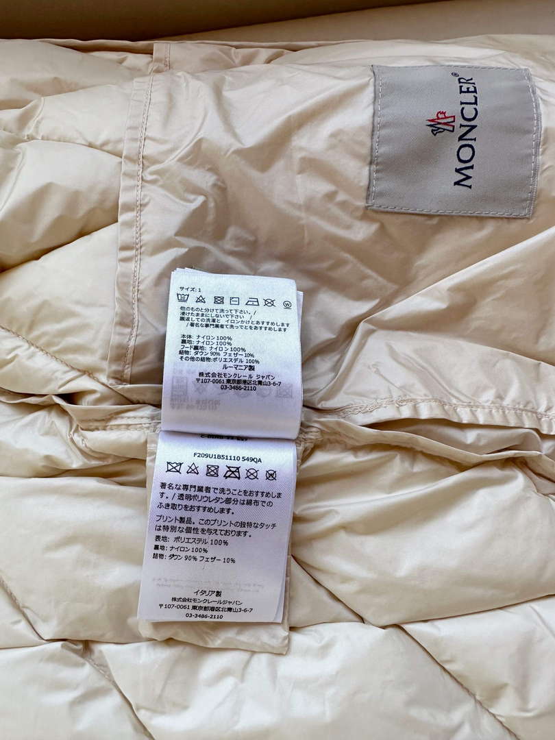 Moncler Women's Fashion Clothing Long Down Coat M68722