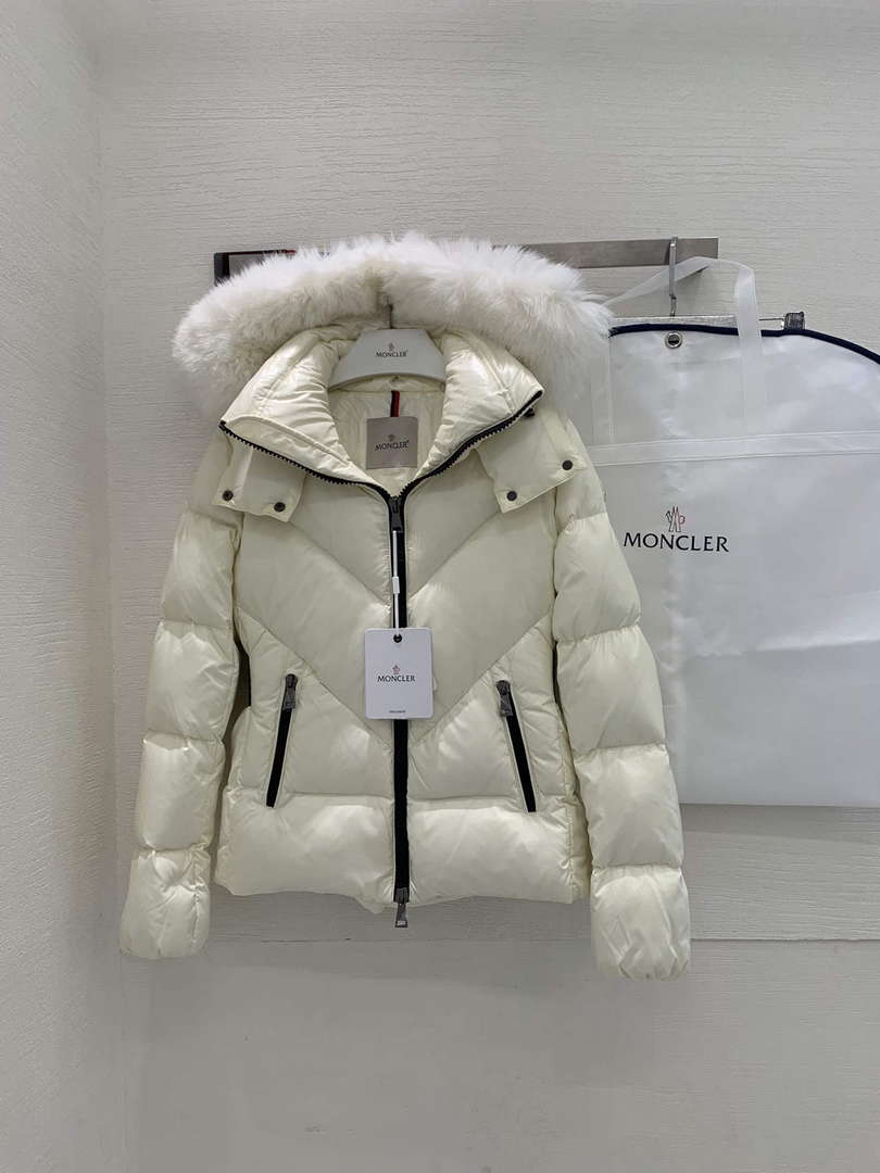 Moncler Women's Fashion Clothing Short Down Coat M68720