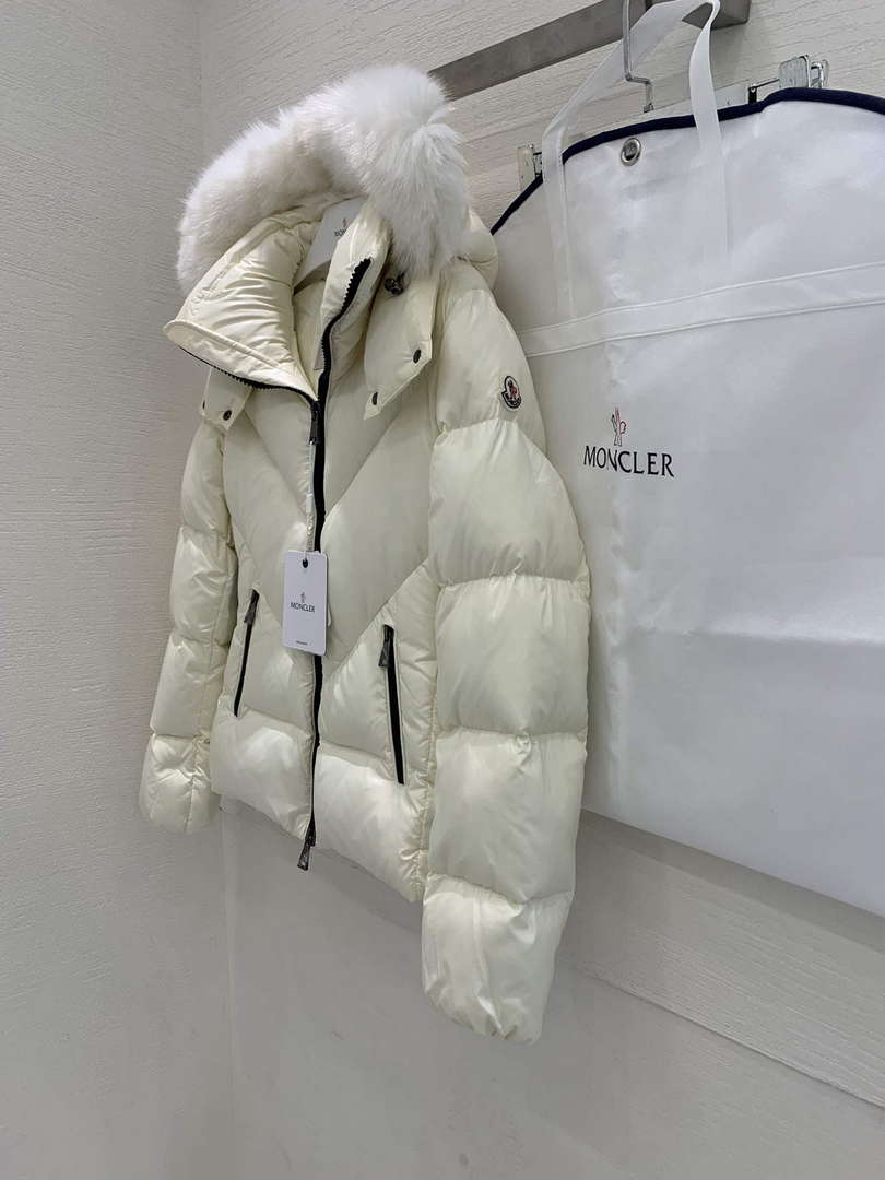 Moncler Women's Fashion Clothing Short Down Coat M68720