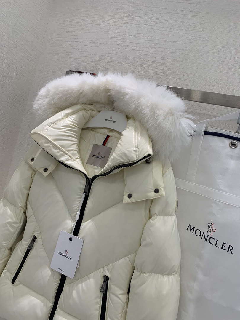 Moncler Women's Fashion Clothing Short Down Coat M68720