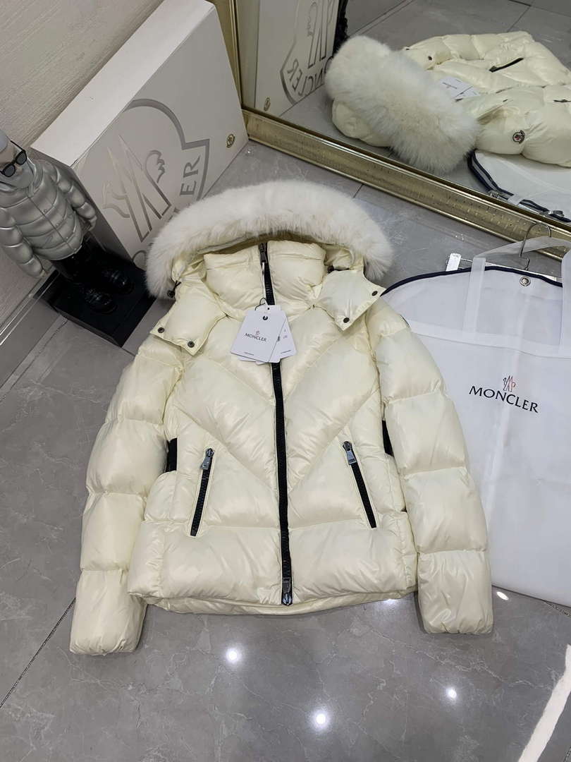 Moncler Women's Fashion Clothing Short Down Coat M68720