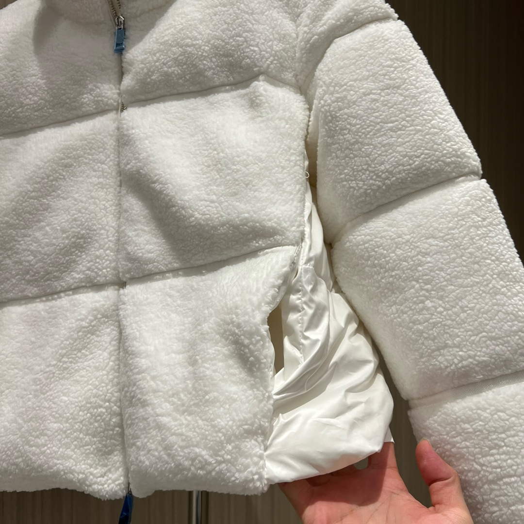 Moncler Women's Fashion Clothing Short Down Coat M68727