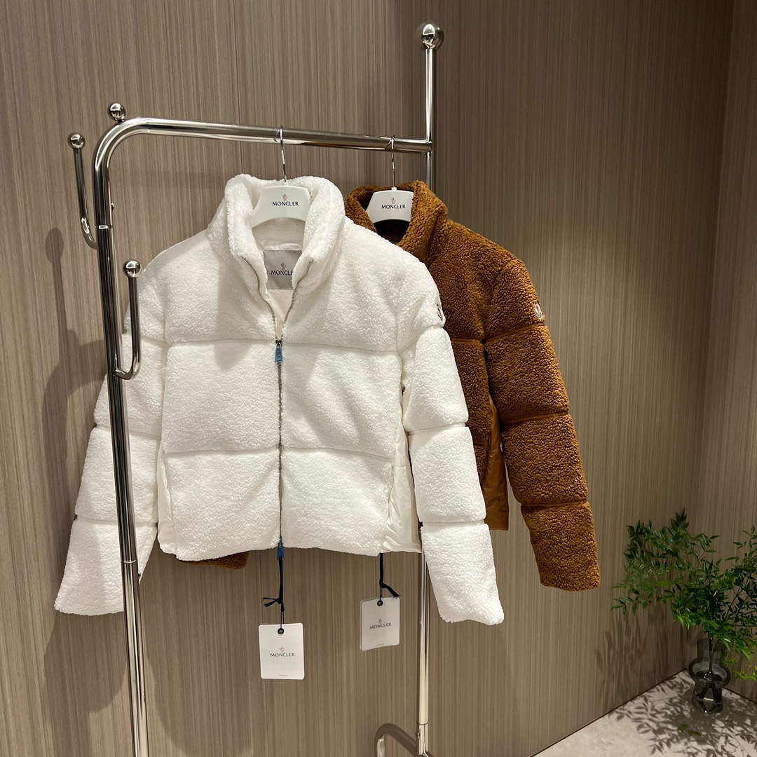 Moncler Women's Fashion Clothing Short Down Coat M68727