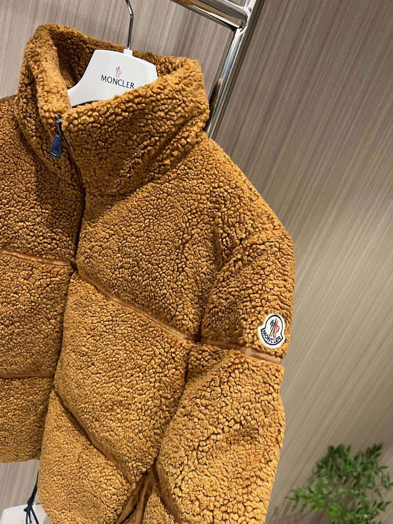 Moncler Women's Fashion Clothing Short Down Coat M68728