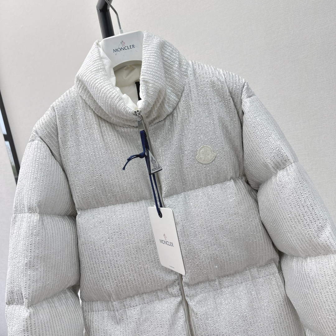 Moncler Women's Fashion Clothing Short Down Coat M68730