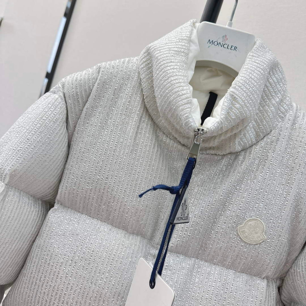 Moncler Women's Fashion Clothing Short Down Coat M68730