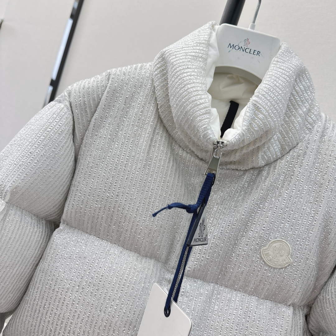 Moncler Women's Fashion Clothing Short Down Coat M68730