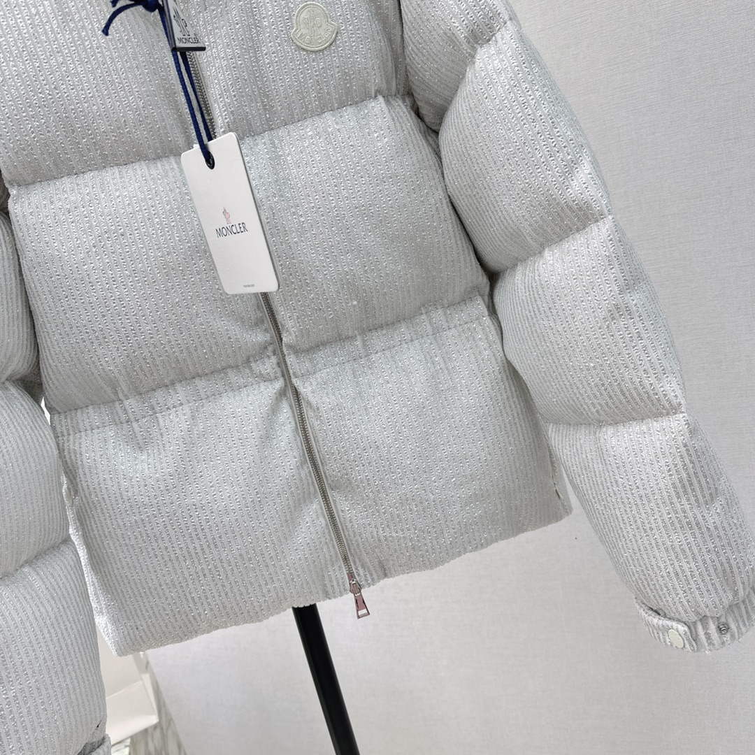 Moncler Women's Fashion Clothing Short Down Coat M68730