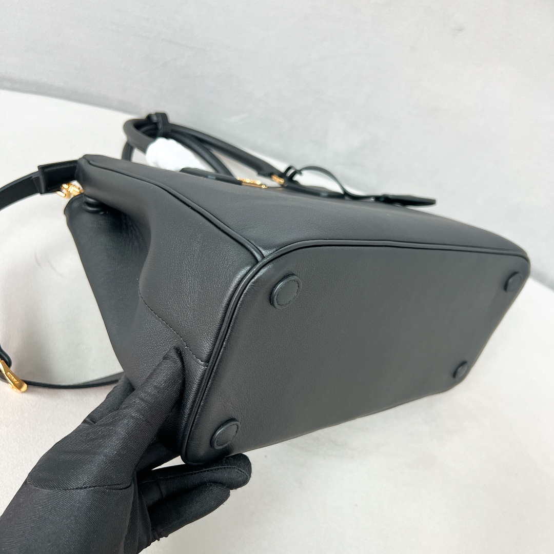 Prada 1BA274 Large Prada Smooth leather bag Black