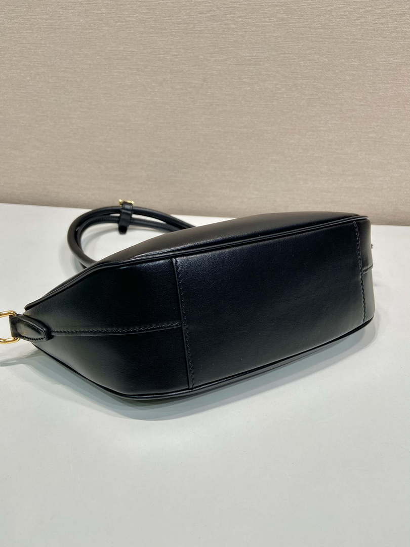 Prada 1BA427 Small leather handbag Black