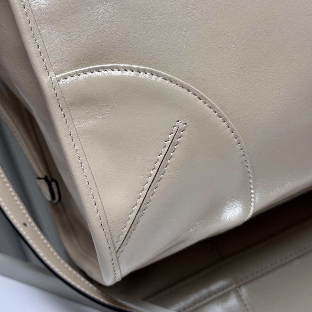 Prada 1BA439 Prada Bonnie extra large leather handbag Apricot