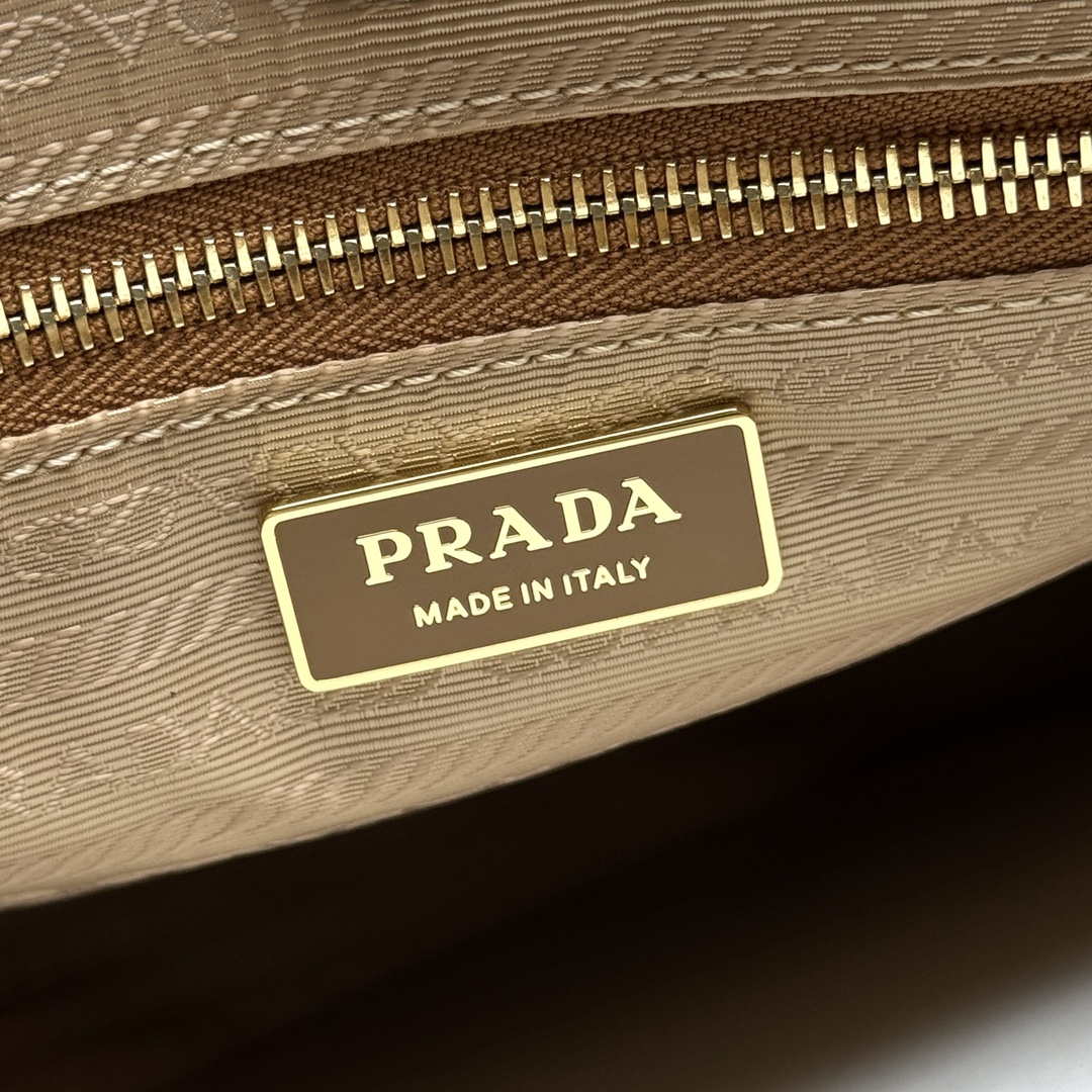 Prada 1BA439 Prada Bonnie extra large leather handbag Brown