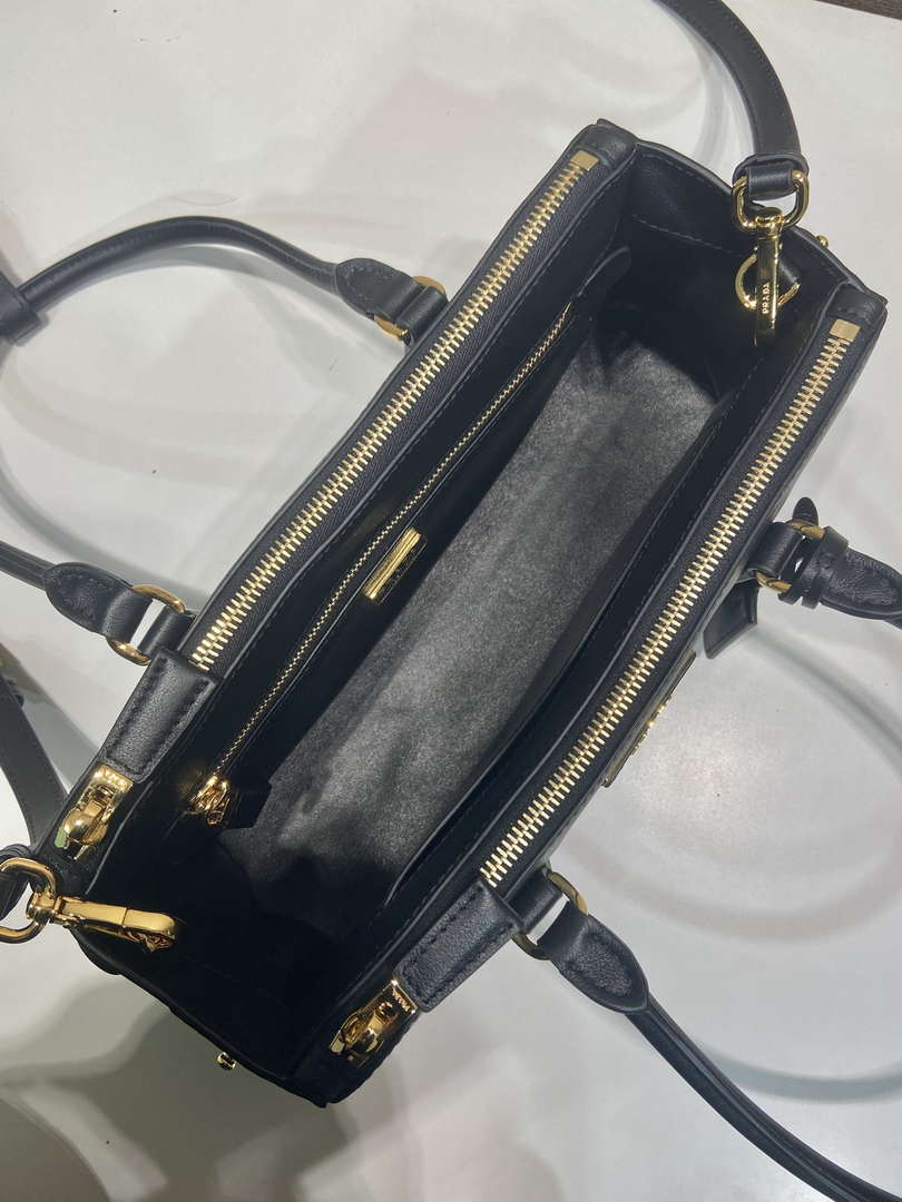 Prada 1BA457 Medium Prada Galleria leather bag Black