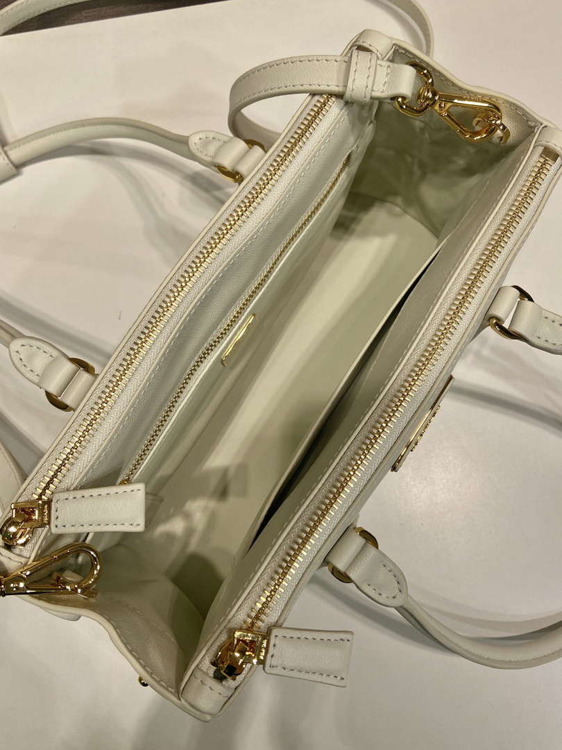 Prada 1BA457 Medium Prada Galleria leather bag White