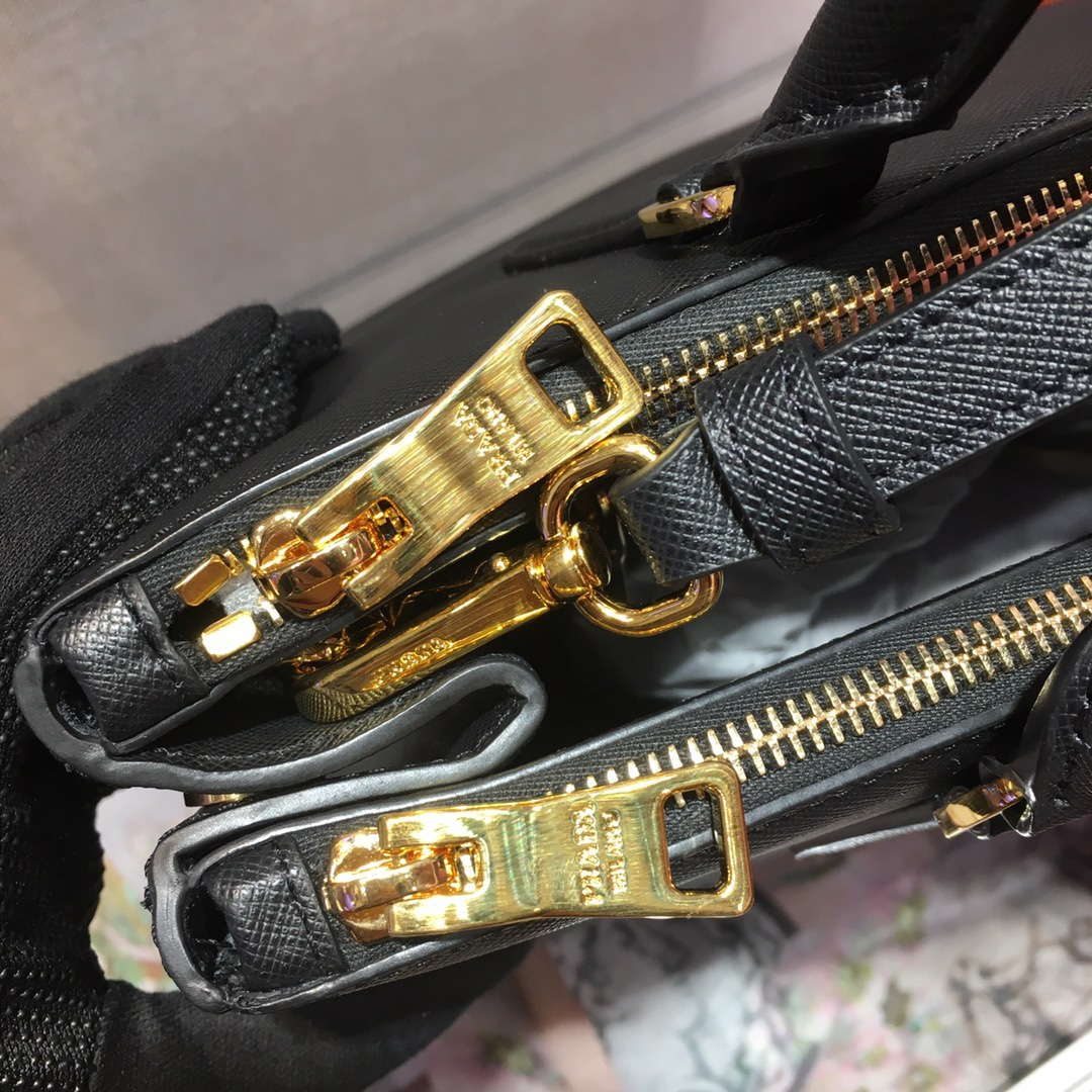 Prada 1BA896 Small Prada Galleria Saffiano leather bag Black
