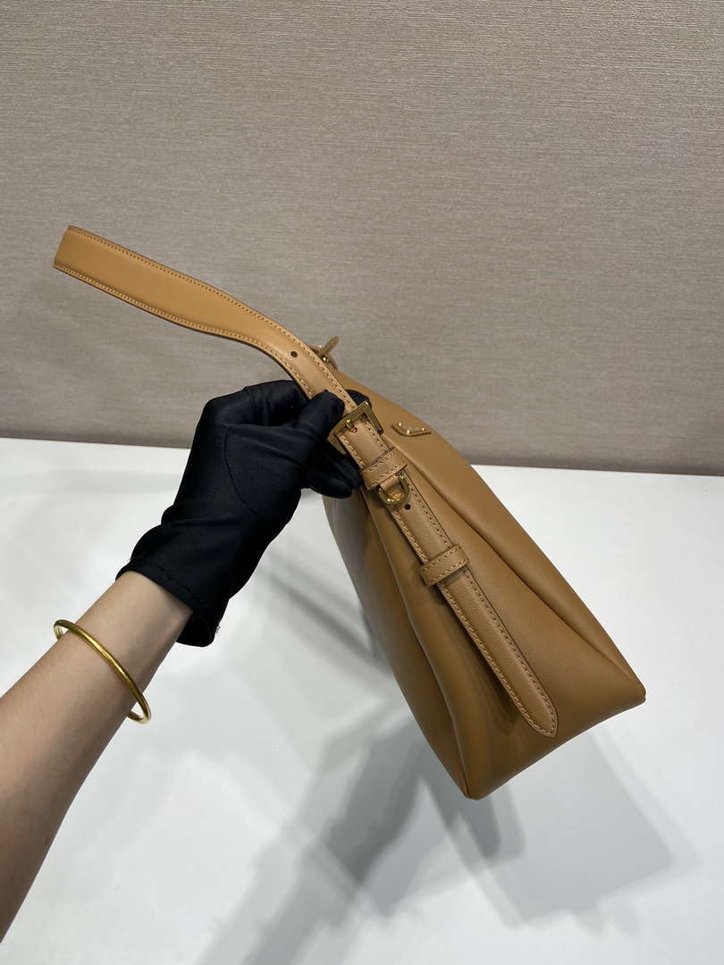 Prada 1BC228 Prada Aim¨¨e Large leather shoulder bag Brown