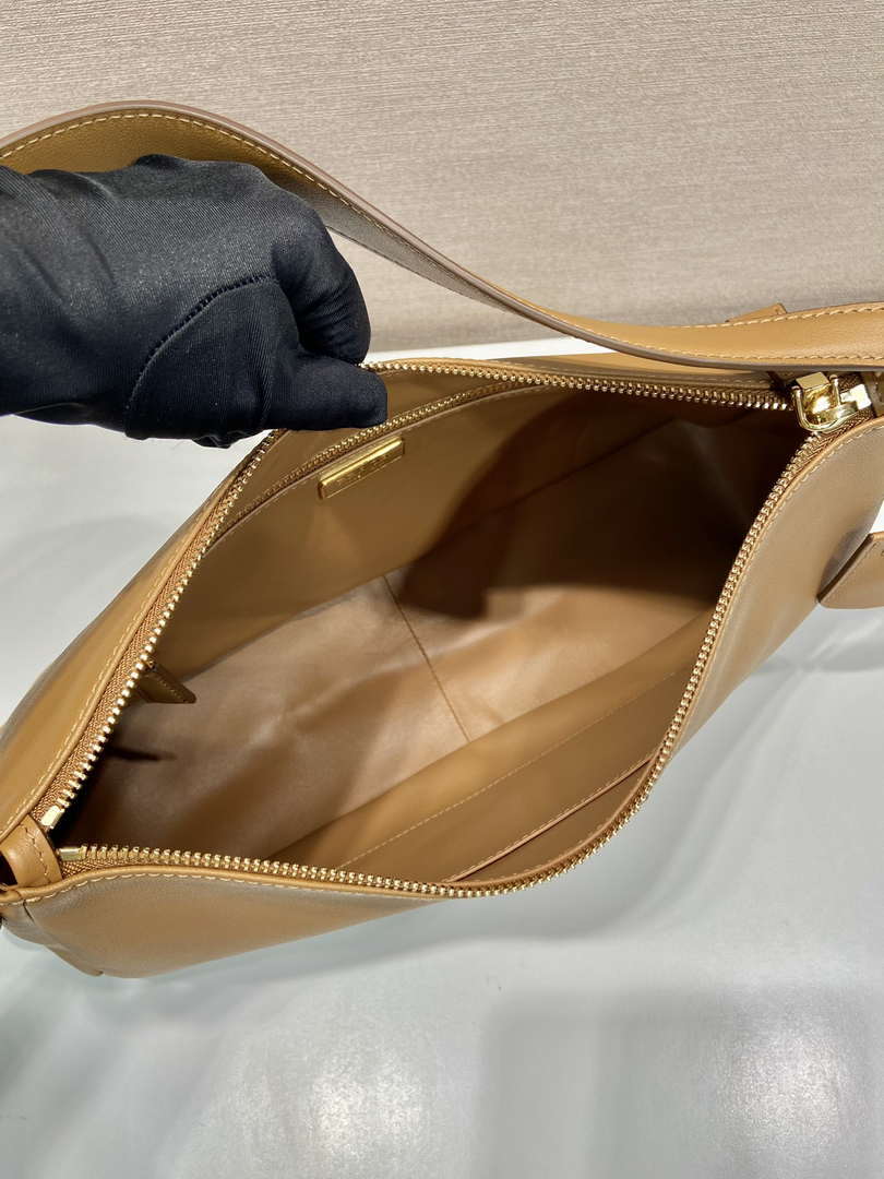 Prada 1BC228 Prada Aim¨¨e Large leather shoulder bag Brown