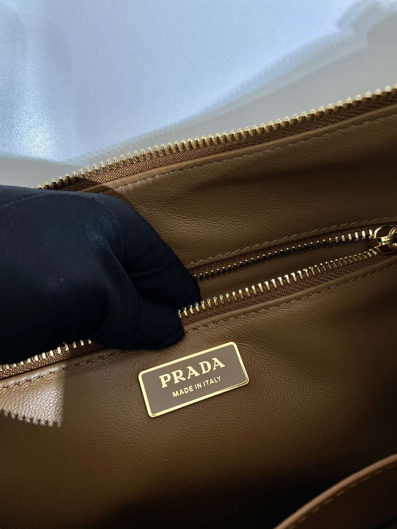 Prada 1BC228 Prada Aim¨¨e Large leather shoulder bag Brown