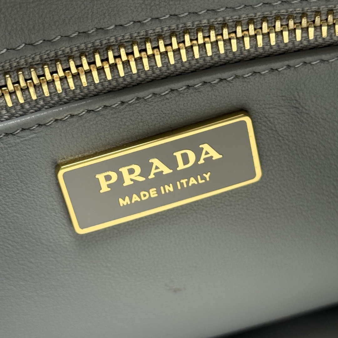 Prada 1BC229 Prada Aim¨¨e Medium leather shoulder bag Light Blue