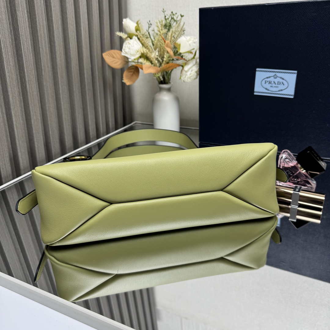 Prada 1BC229 Prada Aim¨¨e Medium leather shoulder bag Light Green