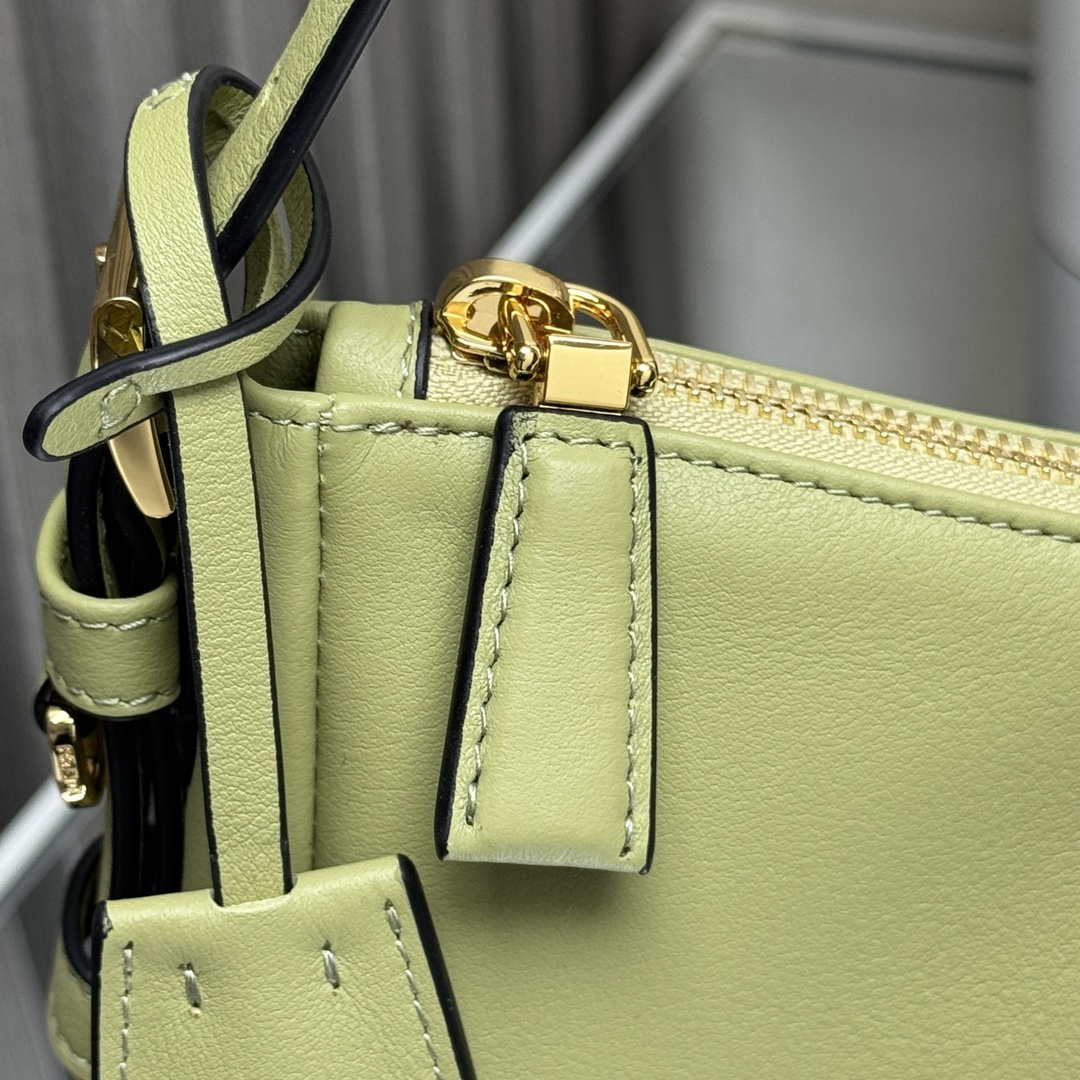 Prada 1BC229 Prada Aim¨¨e Medium leather shoulder bag Light Green