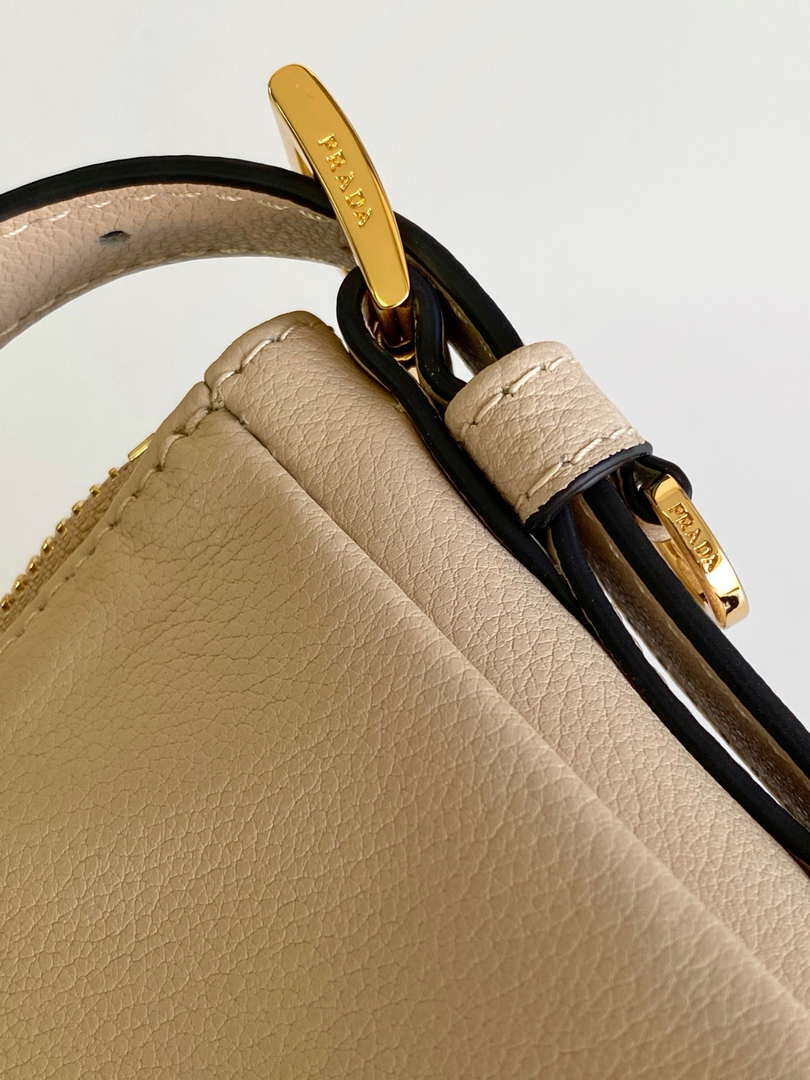 Prada 1BC229 Prada Aim¨¨e Medium leather shoulder bag Sand