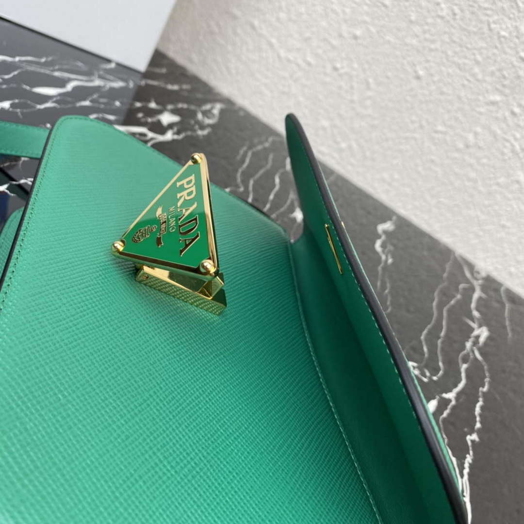 Prada 1BD320 Prada Embl¨¨me Saffiano Shoulder Bag Green