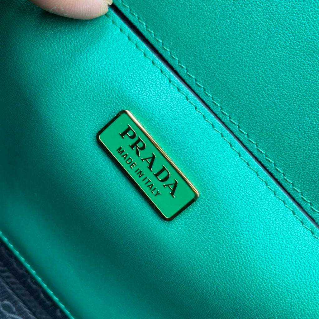 Prada 1BD320 Prada Embl¨¨me Saffiano Shoulder Bag Green