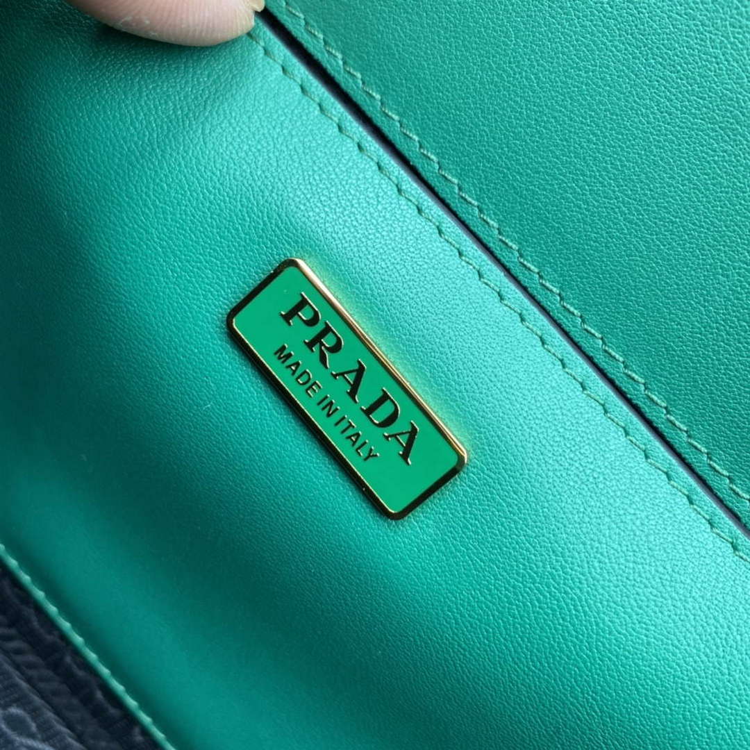 Prada 1BD320 Prada Embl¨¨me Saffiano Shoulder Bag Green