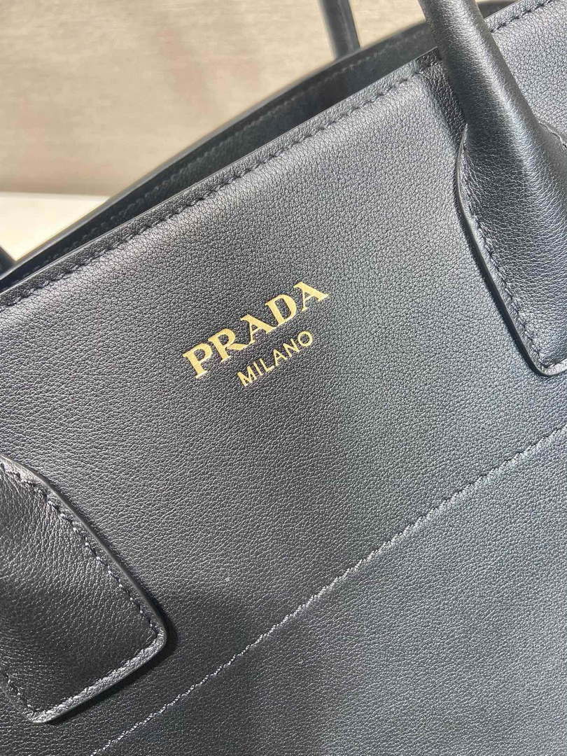 Prada 1BG508 Large leather tote bag with buckles Black