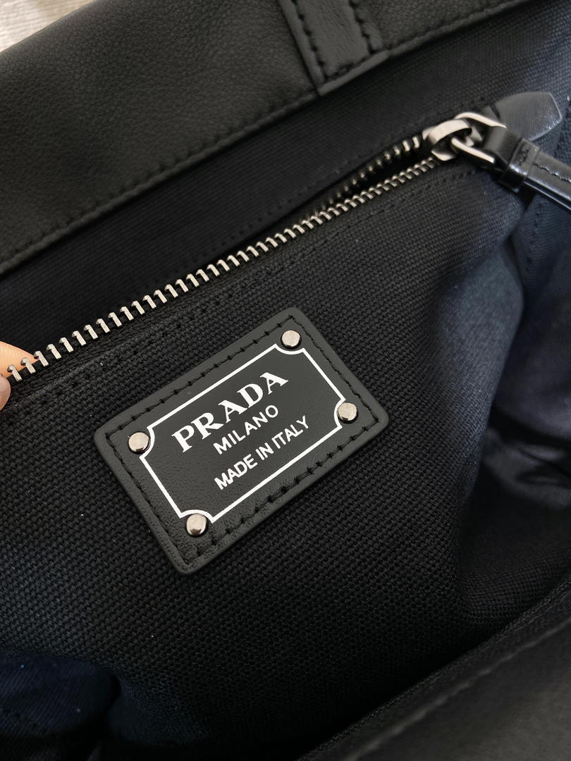 Prada 1BG645 Route medium leather tote bag Black