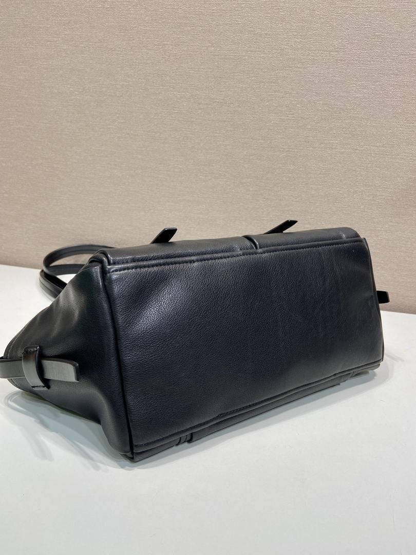 Prada 1BG645 Route medium leather tote bag Black