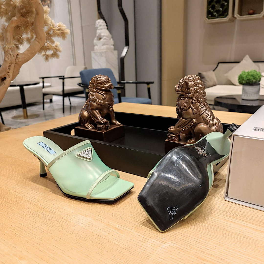 Prada 1XX644 Plexiglas and patent leather sandals P78605