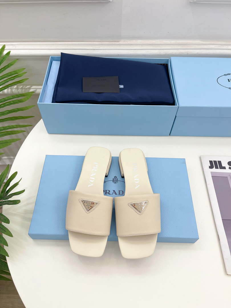 Prada Embossed leather slides leather P91265