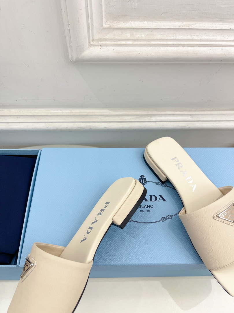 Prada Embossed leather slides leather P91265