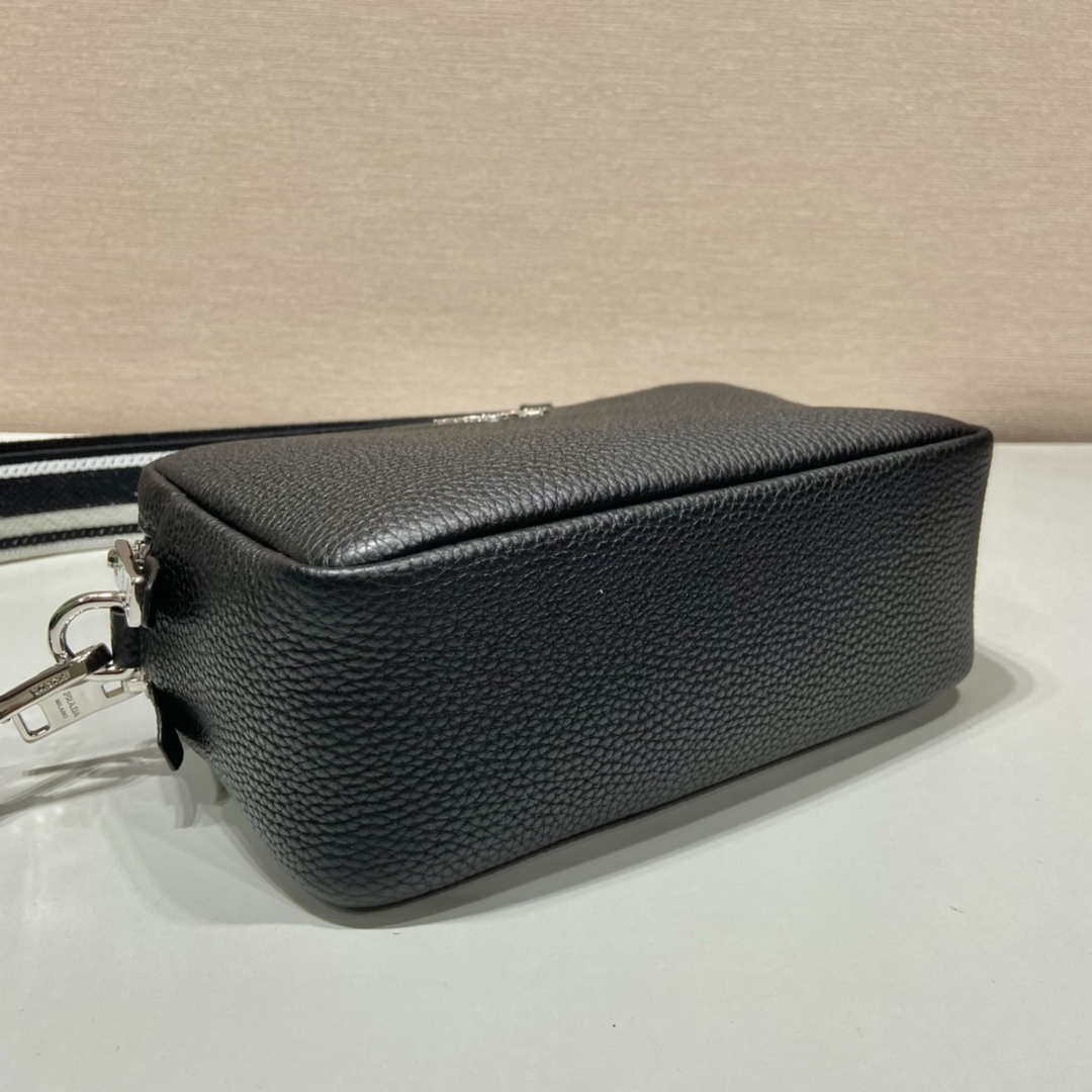 Prada Leather bag with shoulder strap 1BH082 Black