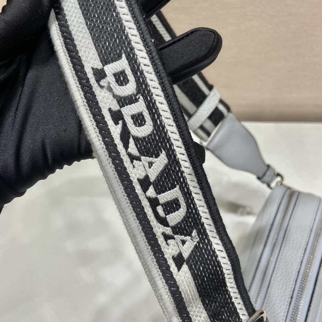 Prada Leather bag with shoulder strap 1BH082 White