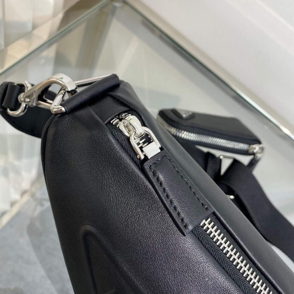 Prada Leather Prada Triangle shoulder bag 1BH190 Black