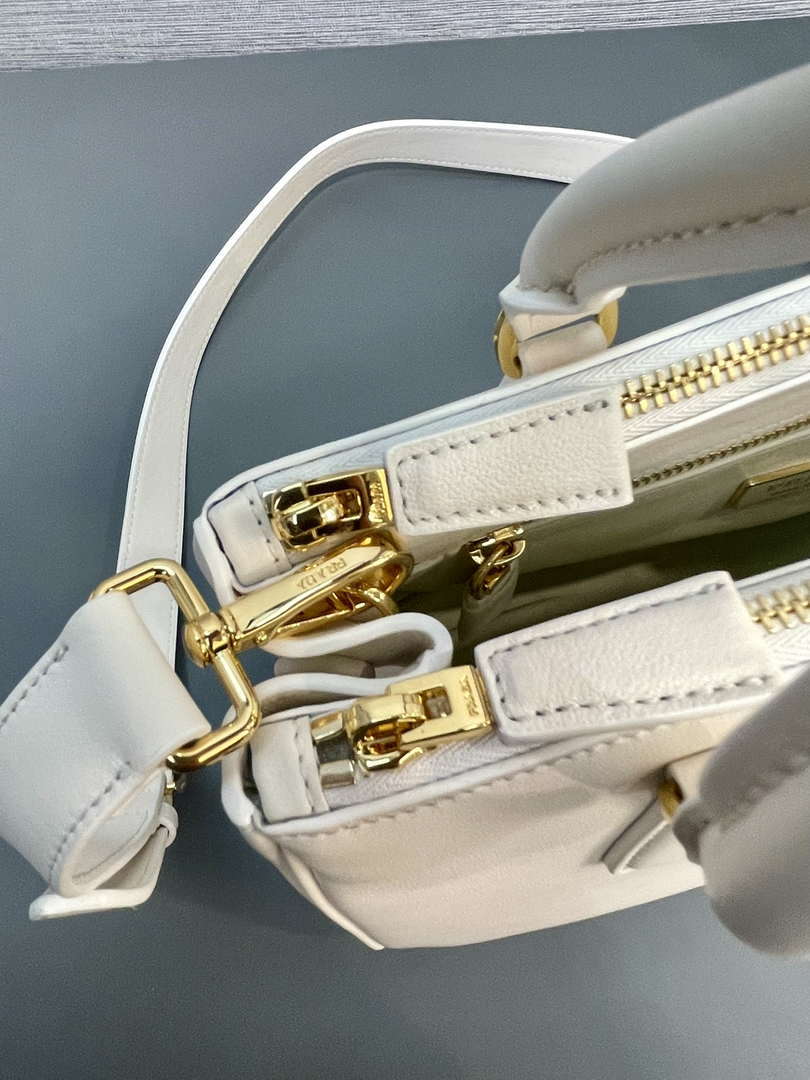 Prada Medium Prada Galleria Saffiano leather bag 1BA863 White