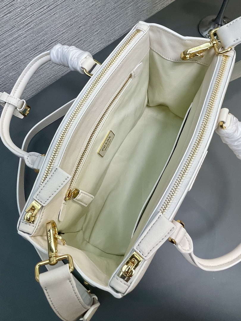 Prada Medium Prada Galleria Saffiano leather bag 1BA863 White